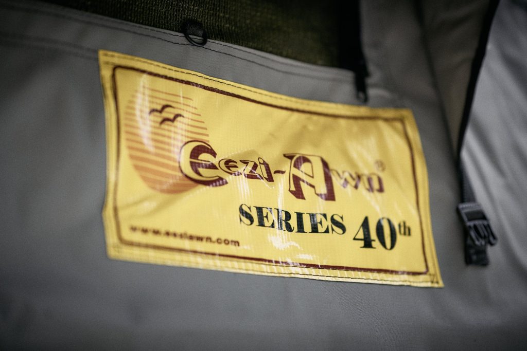 Eezi-Awn Series 40th Logo am Dachzelt