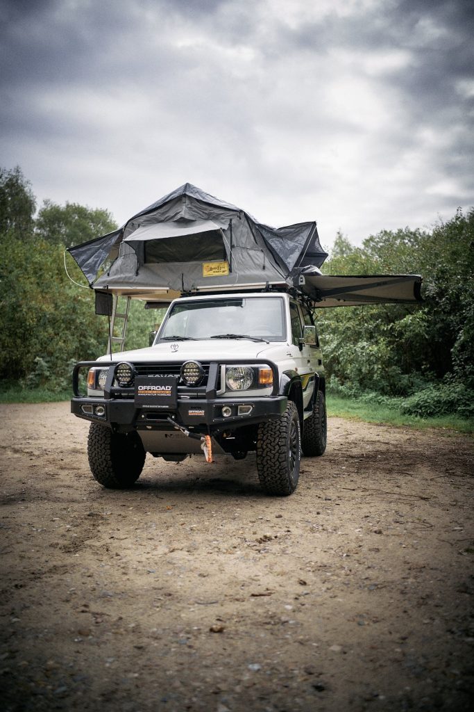 Land Cruiser GRJ71 von vorne mit aufgebautem Dachzelt