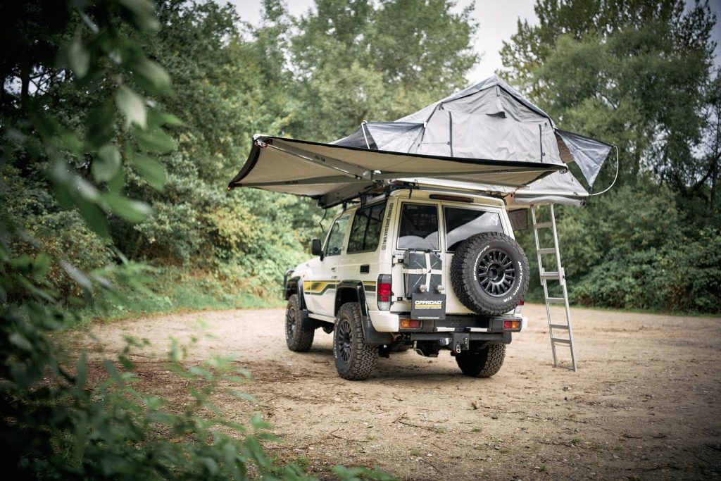 Land Cruiser GRJ71 mit aufgeklapptem Eezi-Awn Dachzelt und Alu-Cab 270° Markise