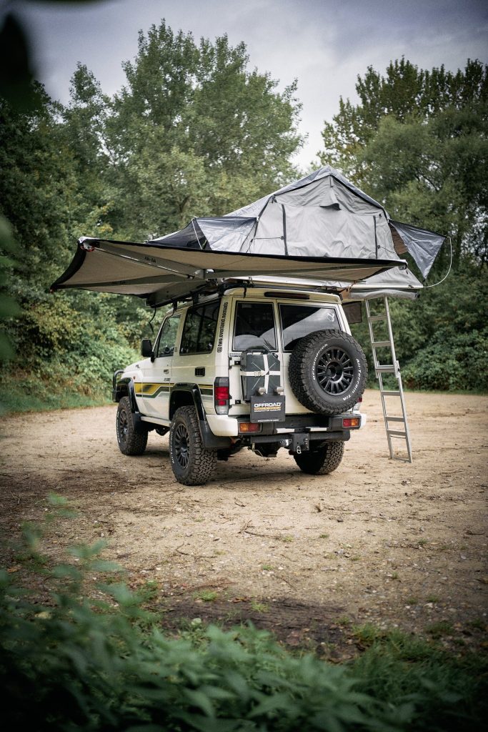Land Cruiser GRJ71 von hinten mit Markise und Dachzelt