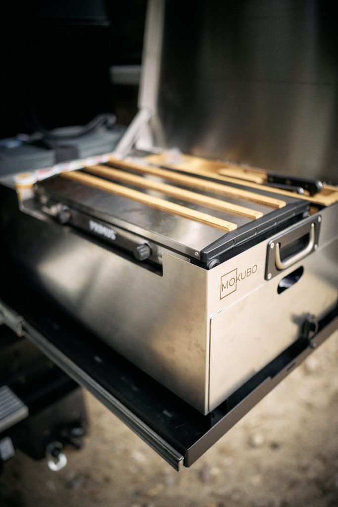 Mokubo Küchenbox auf dem Auszug im Heck