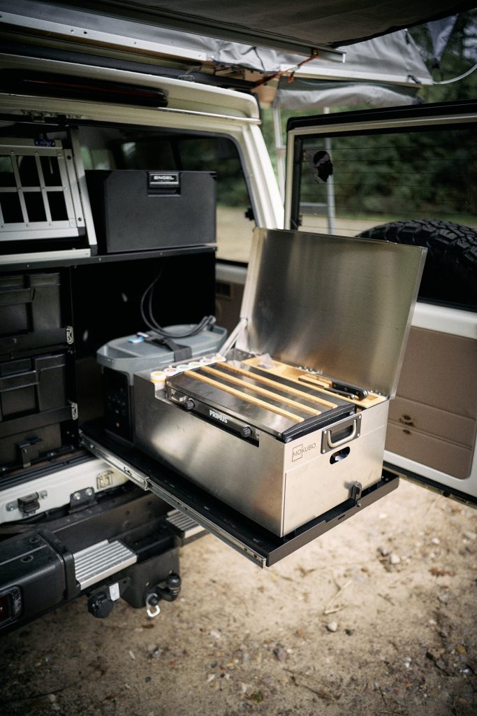 Heckausbau mit Schubladensystem und geöffneter Mokubo Küchenbox im Land Cruiser GRJ71