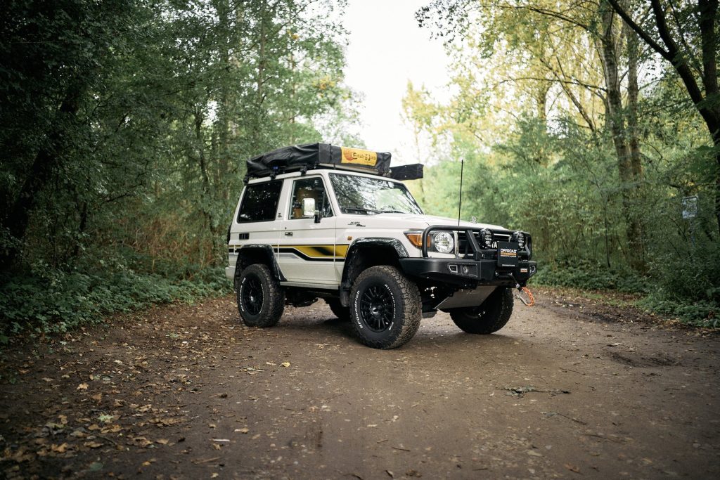 Land Cruiser GRJ71 auf einem Waldweg