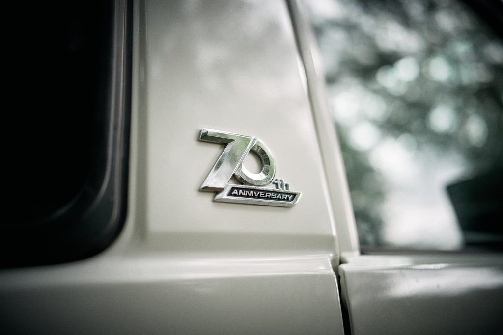 70th Anniversary Plakette am Toyota Land Cruiser GRJ71