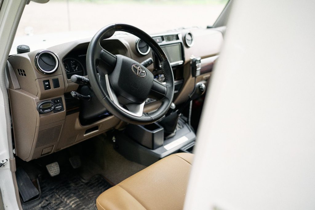 Cockpit des Land Cruiser GRJ71 70th Anniversary