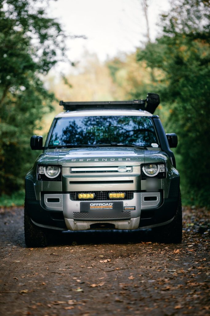New Defender 110 frontal auf einem Waldweg