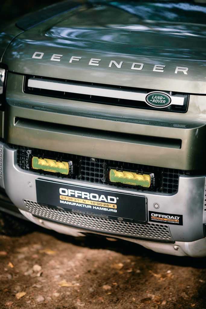 Kühlergrill des New Defender mit zwei Lazer-Scheinwerfern und gelben Linsen