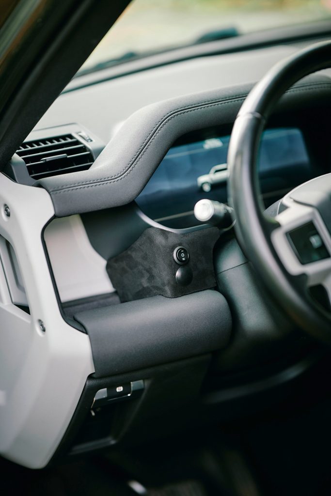 Cockpit des New Defender mit dem Schalter-Pod für das Zusatzlicht