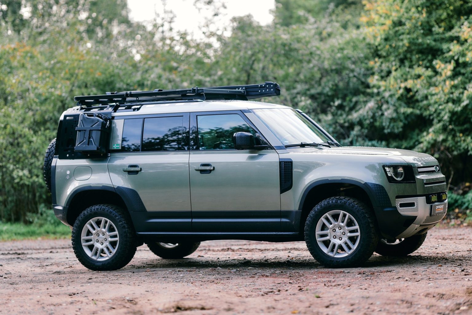 Land Rover New Defender 110 schräg von vorne mit Flankenschutz und Lazer-Zusatzfernlicht im Kühlergrill