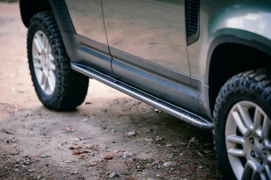 Flankenschutz mit Schutzrohr zwischen den Rädern des New Defender
