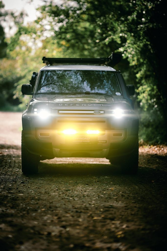 New Defender 110 mit eingeschaltetem Fern- und Zusatzlicht