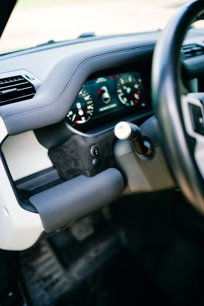 Schalter-Pod für das Zusatzfernlicht im Cockpit des New Defender
