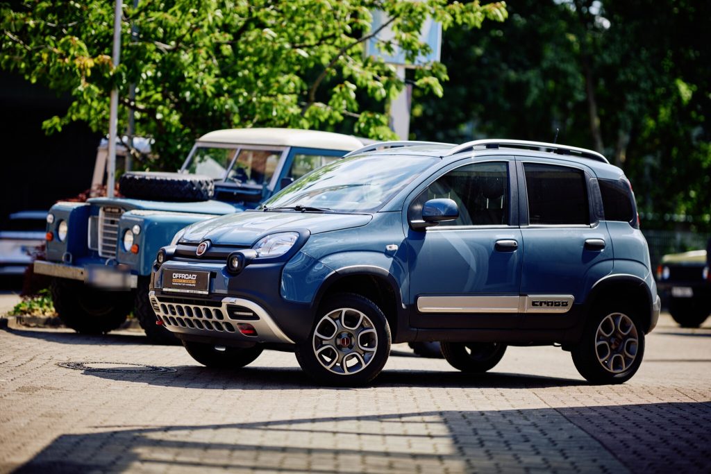 Fiat Panda 4x4 mit Höherlegung vor einem Land Rover Serie