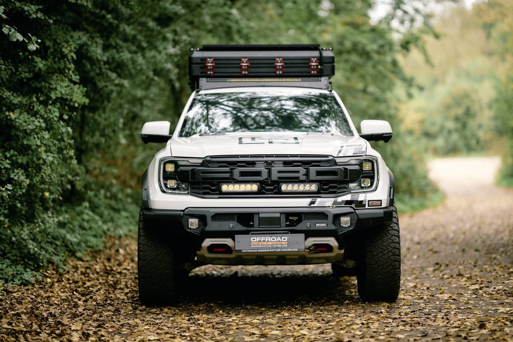 Ford Ranger Raptor von vorne mit Lazer Kühlergrill-Kit, RIVAL Stoßstange und Dachzelt