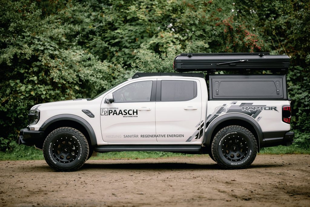Ford Ranger Raptor von der Seite mit Alu-Cab Hardtop