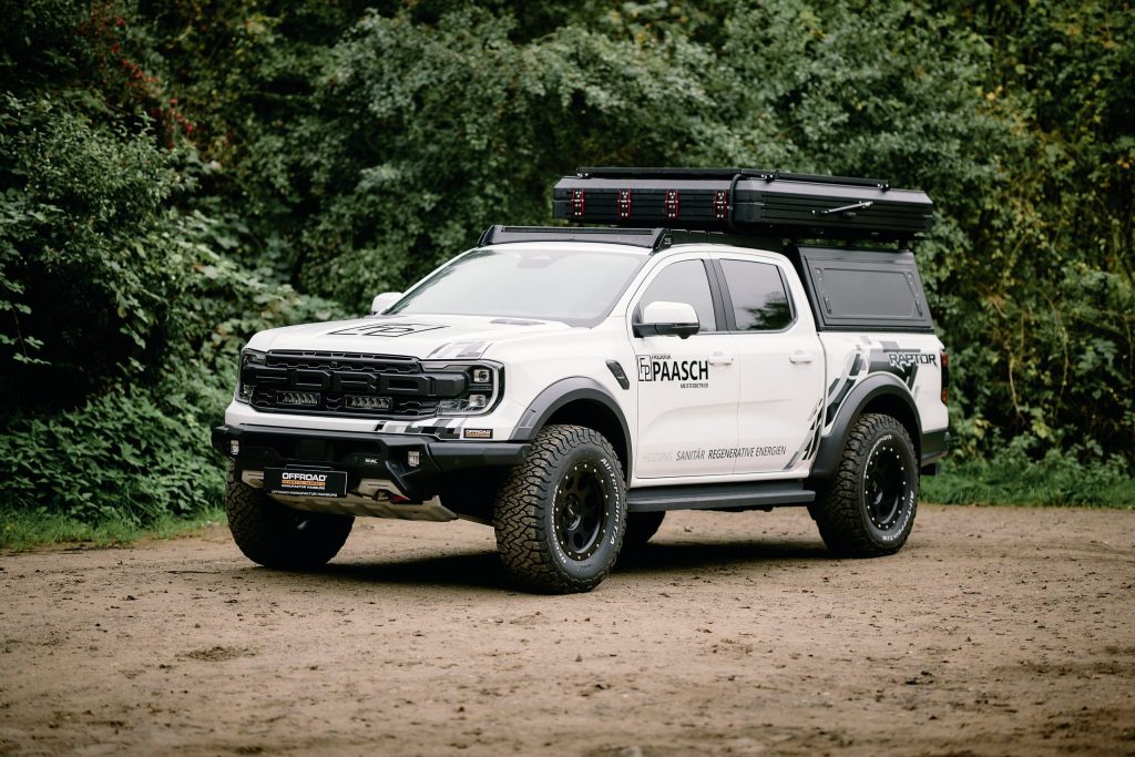 Ford Ranger Raptor schräg von vorne mit Hardtop und Dachzelt