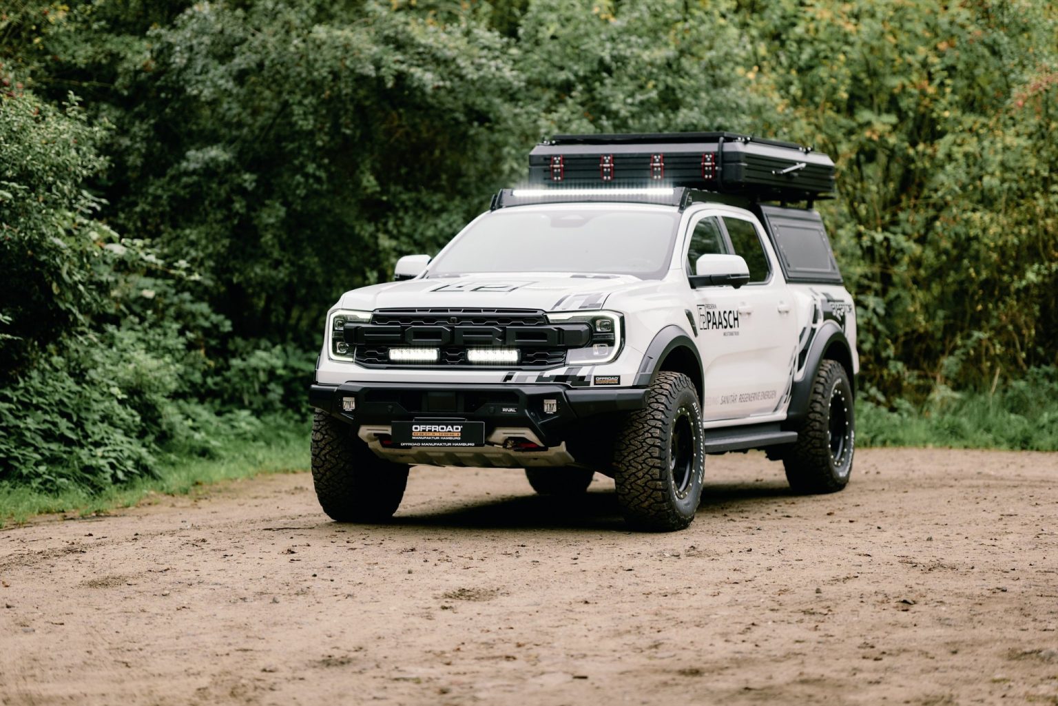 Ford Ranger Raptor auf dem Waldweg