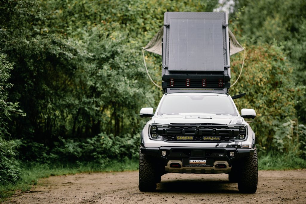 Ford Ranger Raptor von vorne mit aufgeklapptem Dachzelt