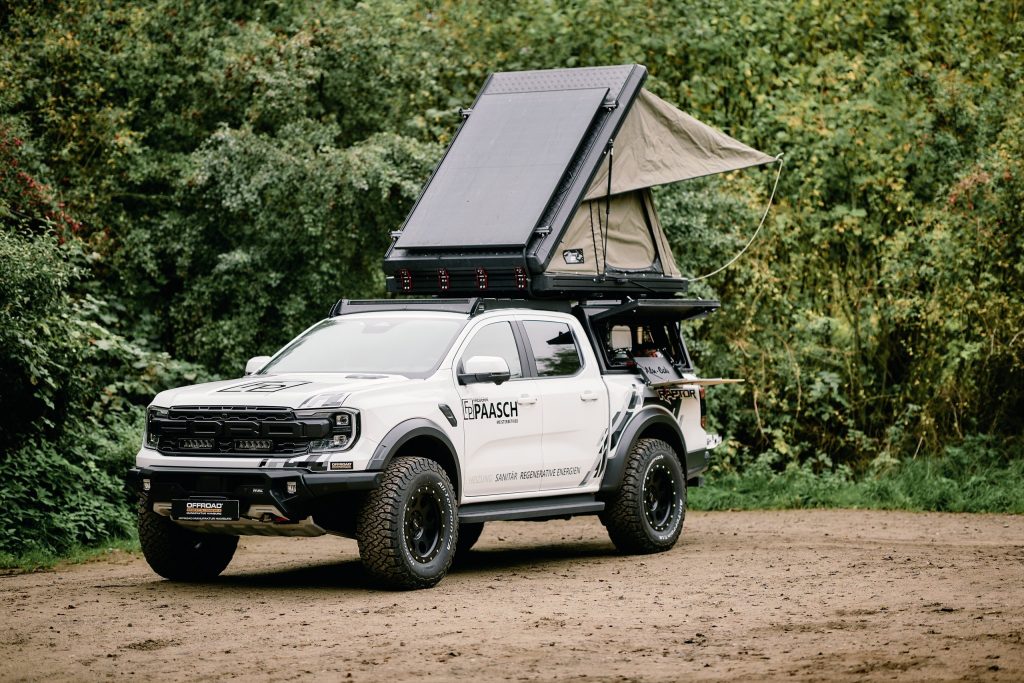 Ford Ranger Raptor mit aufgebautem Bush Company Dachzelt