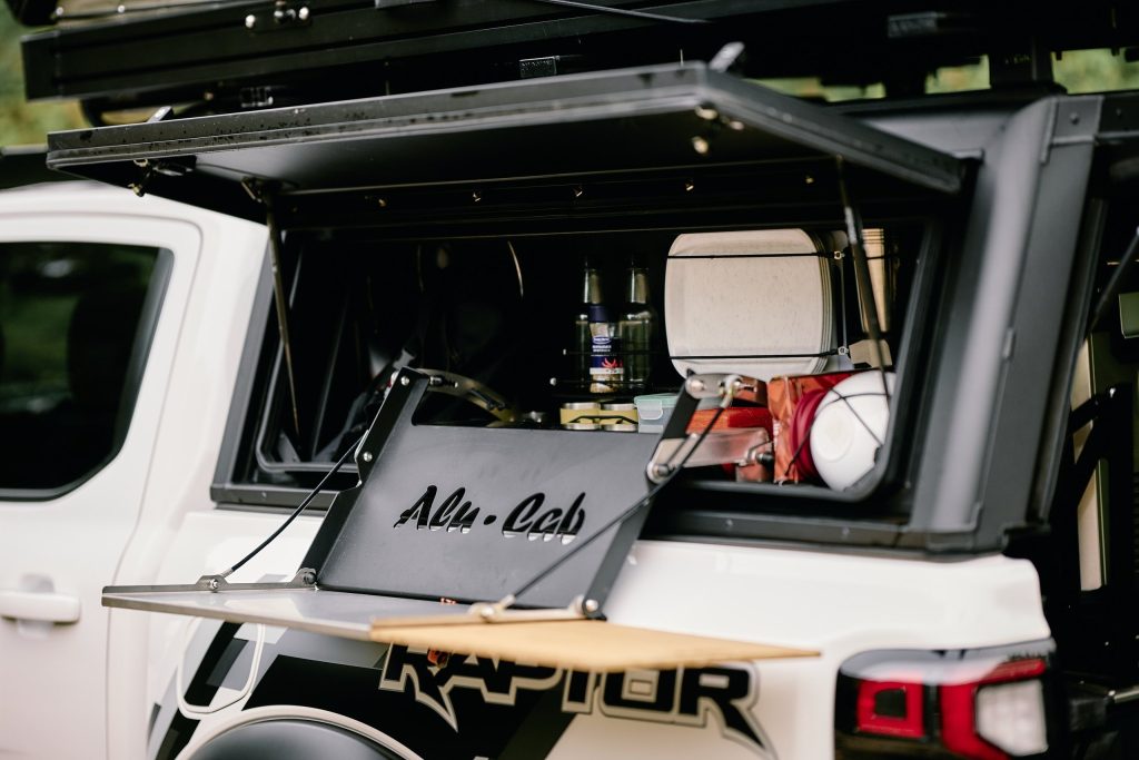 Alu-Cab Hardtop Contour mit geöffnetem Küchenmodul