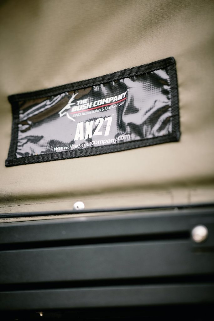 Bush Company AX27 Schild am Dachzelt
