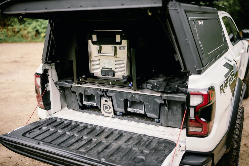 Decked Schubladensystem mit ICECO Kühlbox im Laderaum