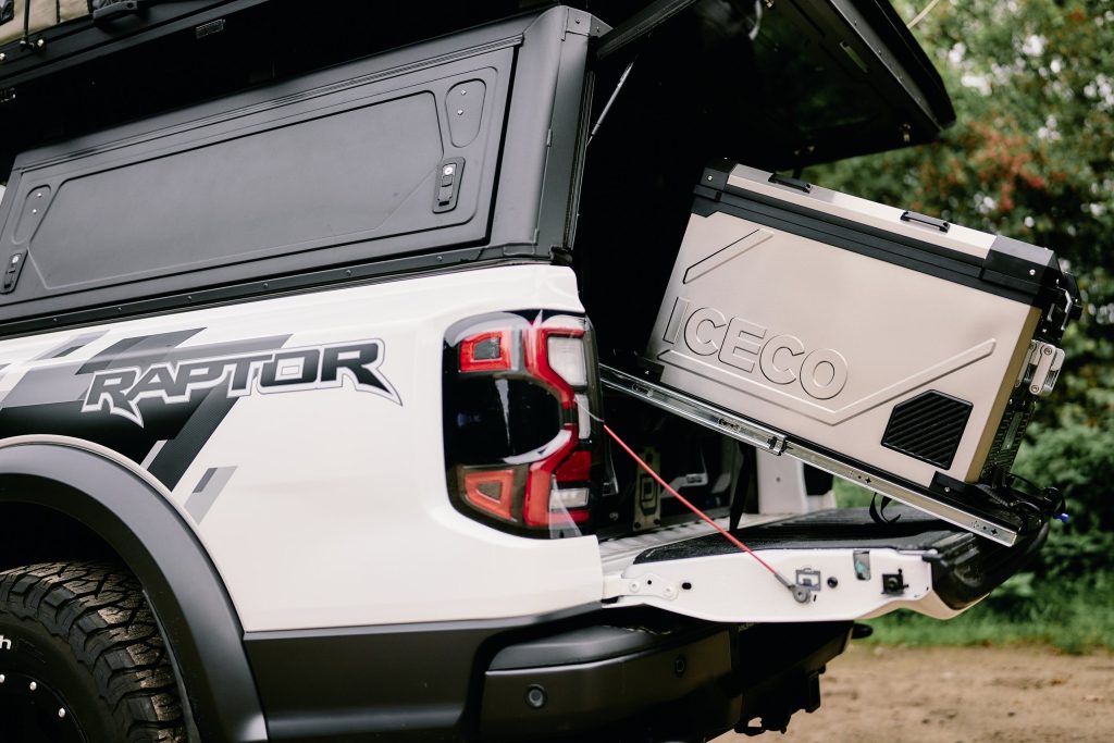 ICECO Kühlbox auf dem Auszug am Heck