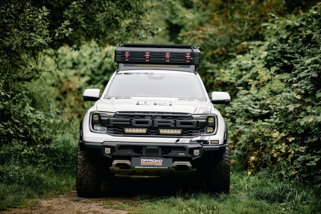 Ford Ranger Raptor frontal zwischen Büschen