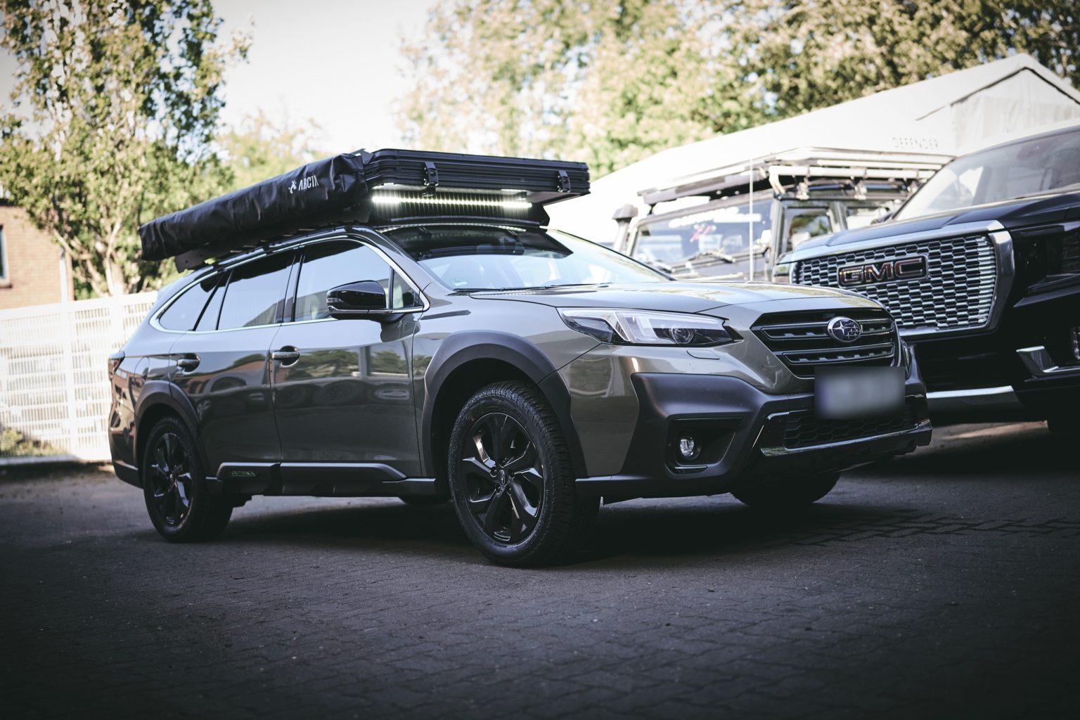 Subaru Outback mit Front Runner Dachträger und Arcta Dachzelt, schräg von vorne
