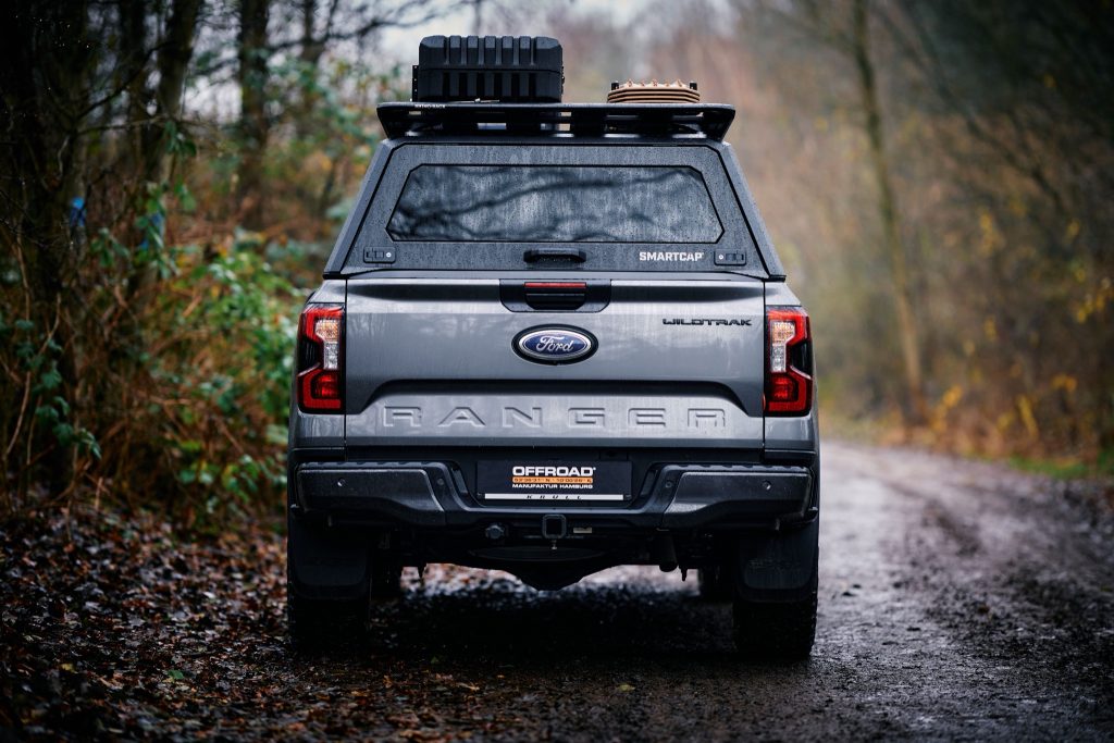 Ford Ranger Wildtrak mit RSI Hardtop und Rhino-Rack Plattform von hinten